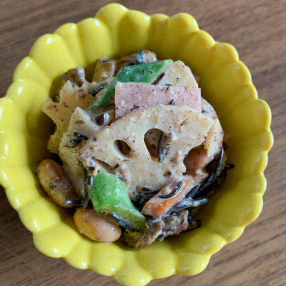 Hijiki is seasoned with soy sauce and mixed with vegetables and mayonnaise. 