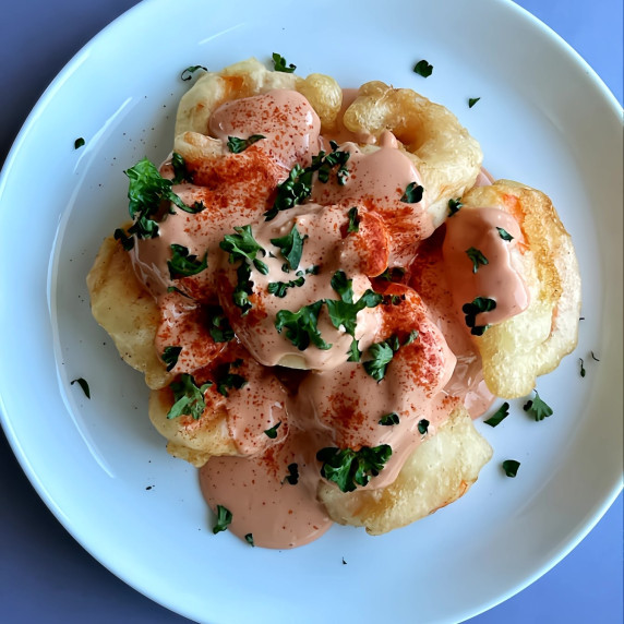 Fluffy battered shrimp fritters topped with a generous amount of Japanese-style aurora sauce.