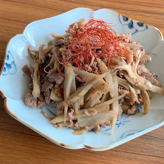 Stir-fried beef and burdock and seasoned with oyster sauce. 