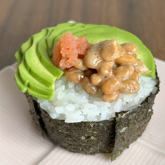 This is how to make sushi rolls with natto. 