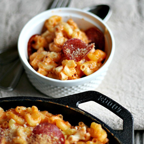 Skillet Mac and Cheese {Pizza Style}