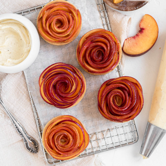 Rose-shaped Peach mini tarts with vanilla mascarpone cream