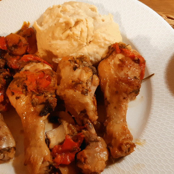 Chicken leg with dried fruit and orange