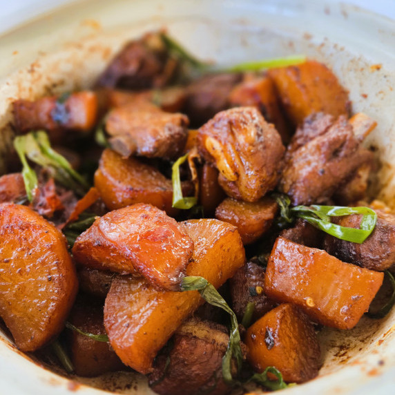 pork spareribs with daikon braised in a claypot
