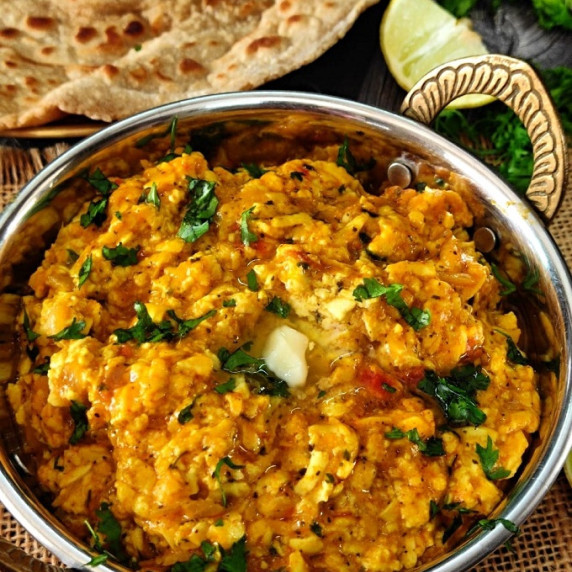 A delicious creamy & easy to make scrambled paneer tossed in spicy masala. Pair best with bread. 