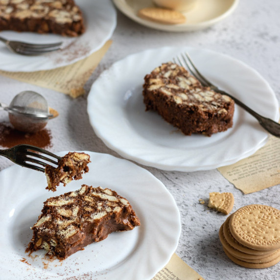Arretjes cake, three plates with a light grey background. 