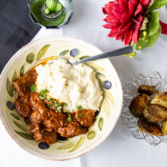 Beef Tips with Gravy and mashed potatoes