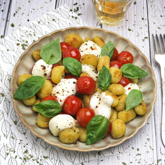Fast and easy recipe for gnocchi with tomatoes and mozzarella