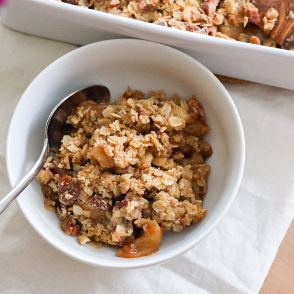 Cinnamon apple crisp with butter and oatmeal crumble topping