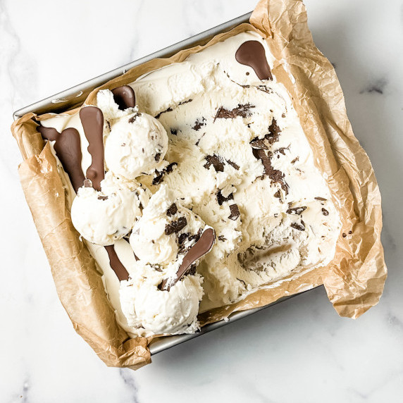 Mastic gum ice cream with dark chocolate 