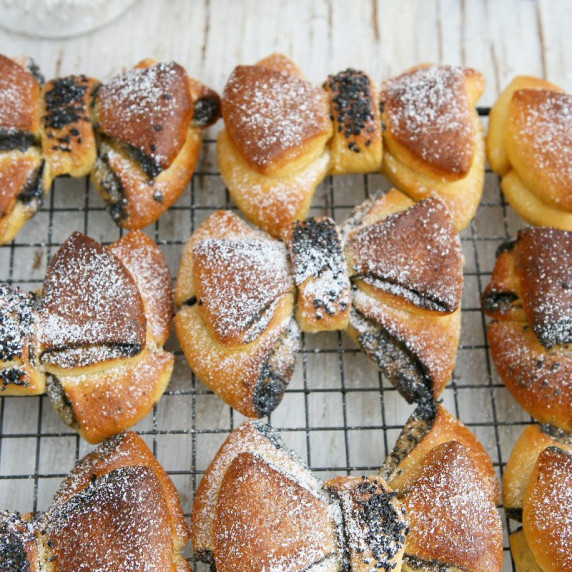 Black Sesame Bow Tie Buns