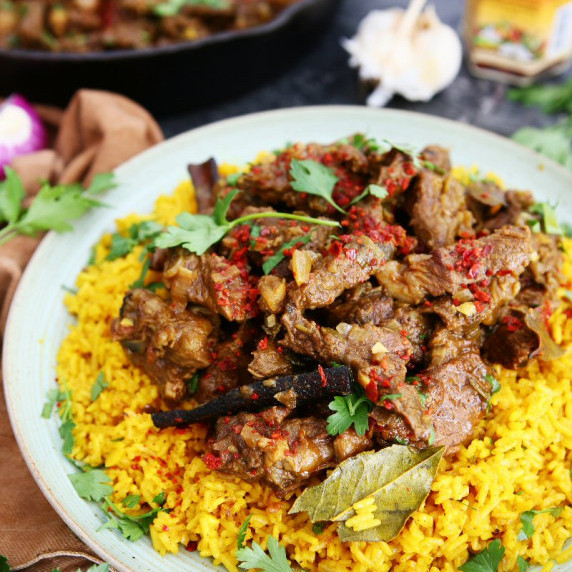 Mavrou with Turmeric Rice