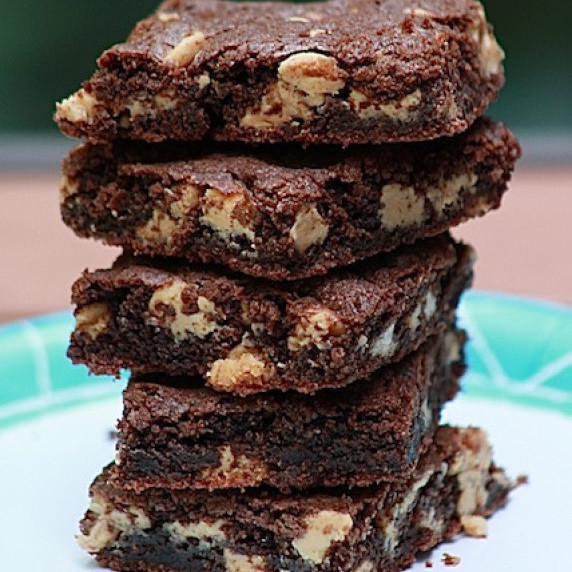Cookie bars with peanut butter chips on a green and white plate.  
