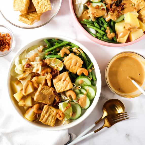 Indonesian salad with peanut sauce