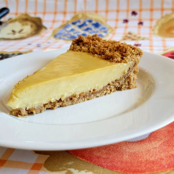Key lime pie wit gram cracker crust