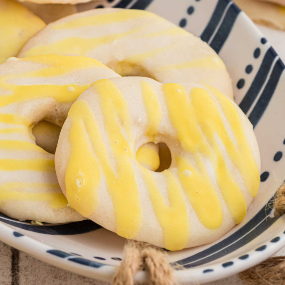 Close up of some lemon jumbles cookies.