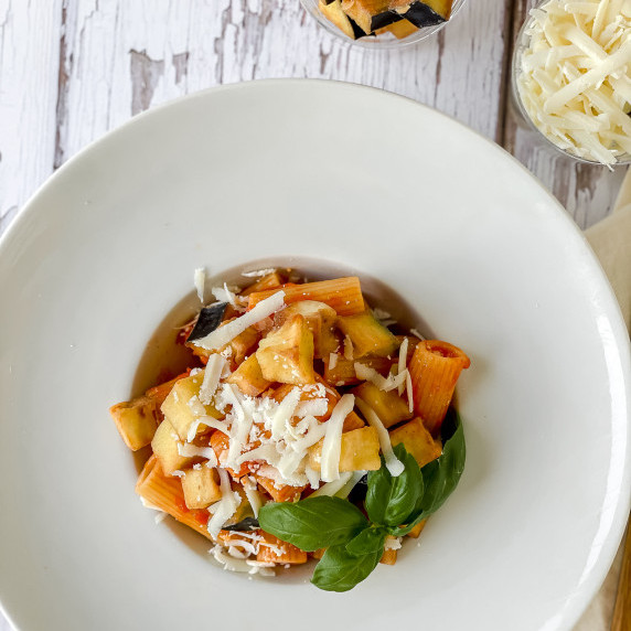 Pasta alla Norma in a round plate