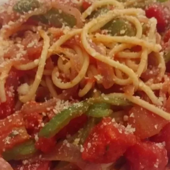 Easy pasta with peppers and tomatoes