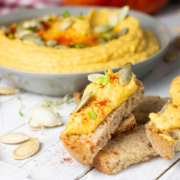pumpkin hummus with pumpkin seeds