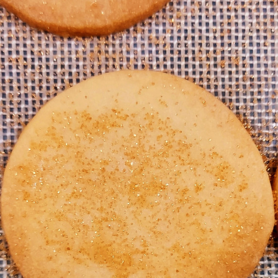 Close-up of Vaniglia d’Oro Cookies sprinkled with shimmering gold sanding sugar