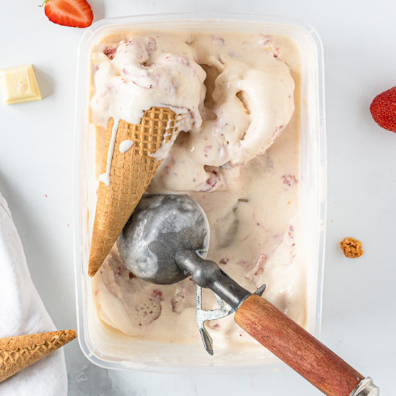 Flatlay white chocolate strawberry ice on a marble background