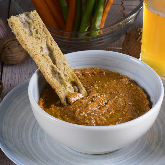 Muhammara (Mhammara) o crema de pimientos y nueces