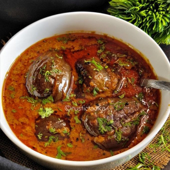 A delicious vegan eggplant curry simmered in peanut sauce. 