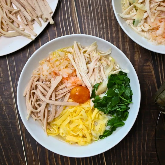 bun thang, vietnamese combo noodle soup