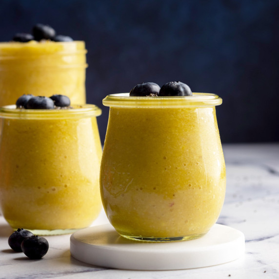 Mango apple smoothie in a jar