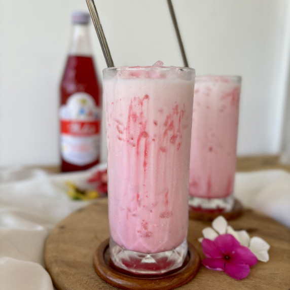 Nom yen Thai pink milk served in a tall glass.