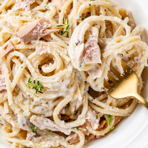 Creamy spaghtetti pasta in a cashew sauce with pieces of tuna