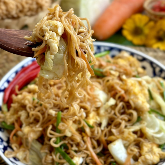 Pad mama, instant noodle stir fry.