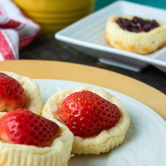 three mini crustless cheesecakes
